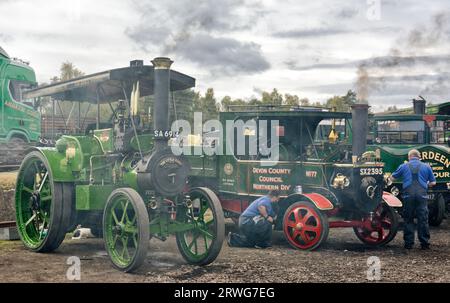 Boat of Garten Scotland dampfte zwei Männer, die die farbenfrohen Traktionsmaschinen warteten Stockfoto