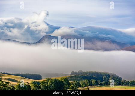 Cairngorm Mountains Schottland die Hügel sind im Spätsommer von Wolken und Nebel bedeckt Stockfoto