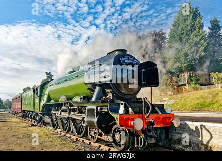 Fliegende Scotsman Dampfeisenbahn am Boot von Garten Scotland entlang der Plattform mit Dampf Stockfoto