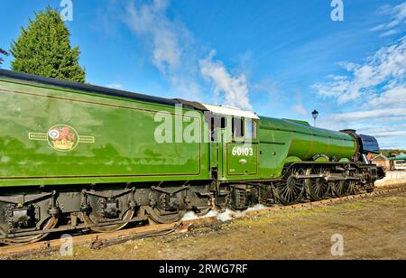 Fliegende Scotsman-Dampfeisenbahn auf dem Boot von Garten Scotland, die Lokomotive, die auf dem Bahnsteig ruht Stockfoto