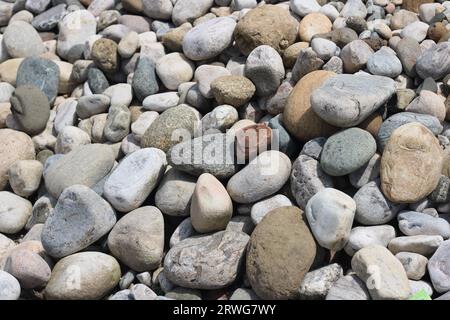Farbenfroher Stein auf der Flussseite Stockfoto