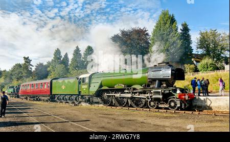 Fliegende Scotsman Dampfeisenbahn am Boot von Garten Scotland mit Dampf und Rauch und Besuchern Stockfoto