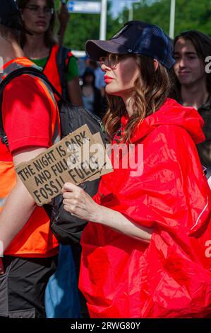 A12 Utrechtsebaan, den Haag, Niederlande. Samstag, den 16. September 2023 die „Extinction Rebellion“-Klimaaktivisten kommen heute unter den Wasserkanon“ Stockfoto