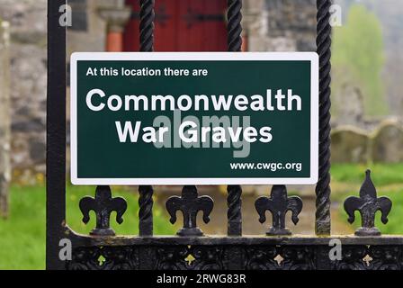 Schild „an diesem Ort gibt es Commonwealth war Graves“. Abbey St. Bathans Churchyard, Stockfoto