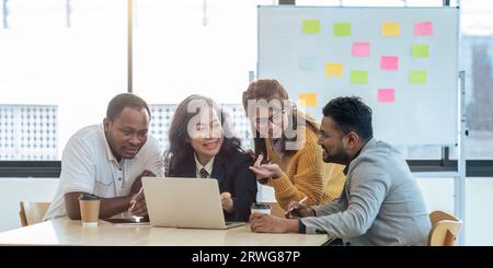 Verschiedene Geschäftsleute versammelten sich im Büro und hatten Spaß beim Brainstorming, während sie über neue Ideen für ihr neues Projekt diskutierten Stockfoto