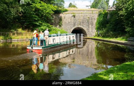 Der Chirk Tunnel, am Llangollen Canal, bei Wrexham, Nordwales. 421 Meter lang mit einem Schleppweg. Lokal als „The Darkie“ bekannt. Stockfoto