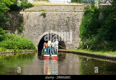 Der Chirk Tunnel, am Llangollen Canal, bei Wrexham, Nordwales. 421 Meter lang mit einem Schleppweg. Lokal als „The Darkie“ bekannt. Stockfoto