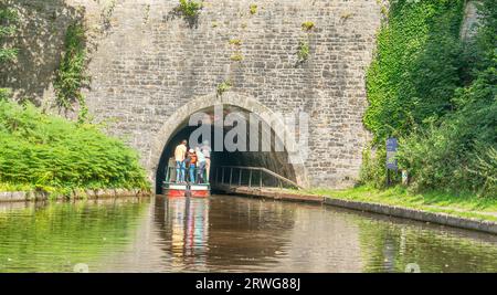 Der Chirk Tunnel, am Llangollen Canal, bei Wrexham, Nordwales. 421 Meter lang mit einem Schleppweg. Lokal als „The Darkie“ bekannt. Stockfoto