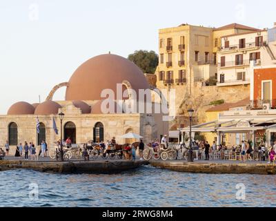 Kutschenfahrten entlang der Altstadt von Chania Harbour, Kreta. Stockfoto