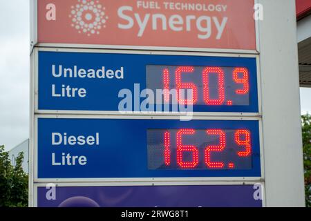 Slough, Berkshire, Großbritannien. September 2023. Eine Esso Tankstelle in Slough, Berkshire. An vielen Tankstellen in England steigen die Benzinpreise wieder an. Heute betrug die Tankstelle Esso in Slough, Berkshire, 160,9 pro Liter Benzin und 162,9 pro Liter Diesel. Quelle: Maureen McLean/Alamy Live News Stockfoto