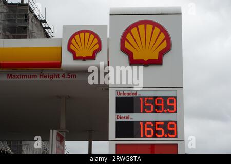 Slough, Berkshire, Großbritannien. September 2023. Eine Shell-Tankstelle in Slough, Berkshire. An vielen Tankstellen in England steigen die Benzinpreise wieder an. Heute betrug der Preis an einer Shell-Tankstelle in Slough, Berkshire, 159,9 pro Liter für Benzin und 165,9 pro Liter für Diesel. Quelle: Maureen McLean/Alamy Live News Stockfoto