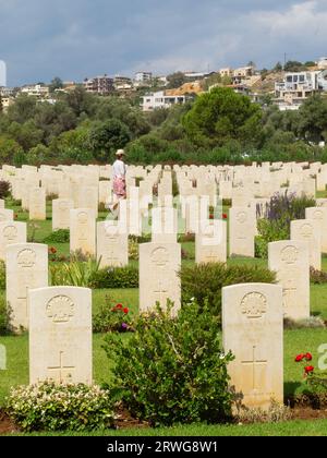 Personwalking through Allied Cemetery Suda Bay, Kreta, gebaut und gepflegt von der Commonwealth war Graves Commission. Stockfoto