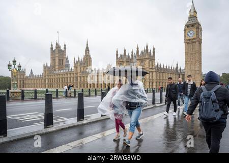 London, Großbritannien. 19. September 2023. Wetter in Großbritannien – Menschen auf der Westminster Bridge sind in einem Regenschauer gefangen. Das MET-Büro hat gelbe Wetterwarnungen für andere Teile des Landes mit starkem Regen ausgegeben, der zu Überschwemmungen führen kann. Quelle: Stephen Chung / Alamy Live News Stockfoto