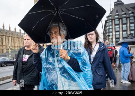 London, Großbritannien. 19. September 2023. Wetter in Großbritannien – Menschen auf der Westminster Bridge sind in einem Regenschauer gefangen. Das MET-Büro hat gelbe Wetterwarnungen für andere Teile des Landes mit starkem Regen ausgegeben, der zu Überschwemmungen führen kann. Quelle: Stephen Chung / Alamy Live News Stockfoto