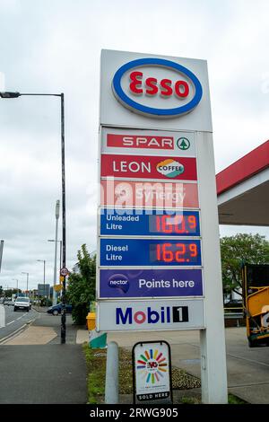 Slough, Berkshire, Großbritannien. September 2023. Eine Esso Tankstelle in Slough, Berkshire. An vielen Tankstellen in England steigen die Benzinpreise wieder an. Heute betrug die Tankstelle Esso in Slough, Berkshire, 160,9 pro Liter Benzin und 162,9 pro Liter Diesel. Quelle: Maureen McLean/Alamy Live News Stockfoto