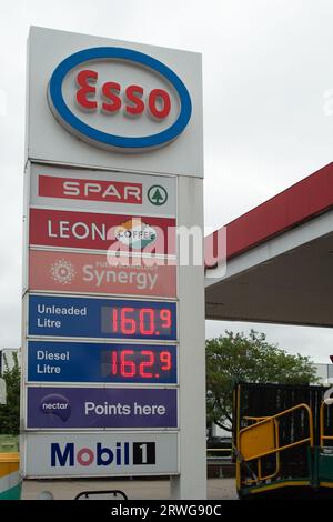 Slough, Berkshire, Großbritannien. September 2023. Eine Esso Tankstelle in Slough, Berkshire. An vielen Tankstellen in England steigen die Benzinpreise wieder an. Heute betrug die Tankstelle Esso in Slough, Berkshire, 160,9 pro Liter Benzin und 162,9 pro Liter Diesel. Quelle: Maureen McLean/Alamy Live News Stockfoto