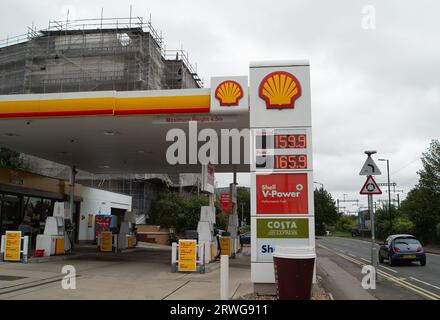 Slough, Berkshire, Großbritannien. September 2023. Eine Shell-Tankstelle in Slough, Berkshire. An vielen Tankstellen in England steigen die Benzinpreise wieder an. Heute betrug der Preis an einer Shell-Tankstelle in Slough, Berkshire, 159,9 pro Liter für Benzin und 165,9 pro Liter für Diesel. Quelle: Maureen McLean/Alamy Live News Stockfoto