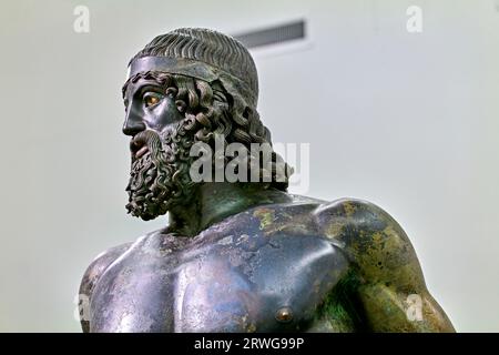 Reggio Calabria. Kalabrien Italien. Die Riace Bronzen im Nationalmuseum von Magna Grecia. Statue A Stockfoto