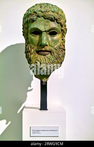 Reggio Calabria. Kalabrien Italien. Die Riace Bronzen im Nationalmuseum von Magna Grecia. Bronzekopf. Porticello Wrack Stockfoto