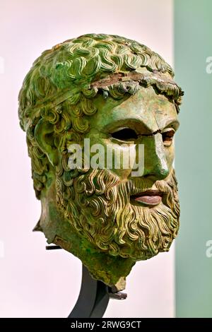 Reggio Calabria. Kalabrien Italien. Die Riace Bronzen im Nationalmuseum von Magna Grecia. Bronzekopf. Porticello Wrack Stockfoto