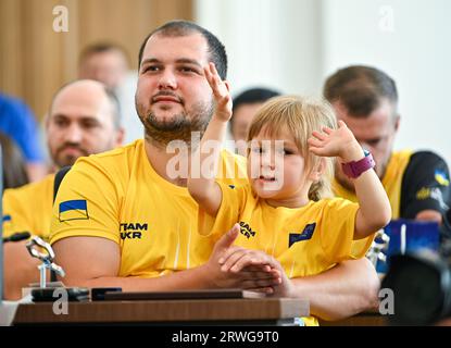 LWIW, UKRAINE - 18. SEPTEMBER 2023 - das Mitglied des ukrainischen Teams Dmytro Kozak und seine Tochter werden während der Zeremonie zur Begrüßung des ukrainischen Athletinnen und Athleten abgebildet Stockfoto