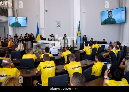 LWIW, UKRAINE - 18. SEPTEMBER 2023 - der Präsident der Ukraine Wolodymyr Zelenskyj wird auf dem Bildschirm während der Zeremonie zur Begrüßung ukrainischer Athleten gesehen Stockfoto