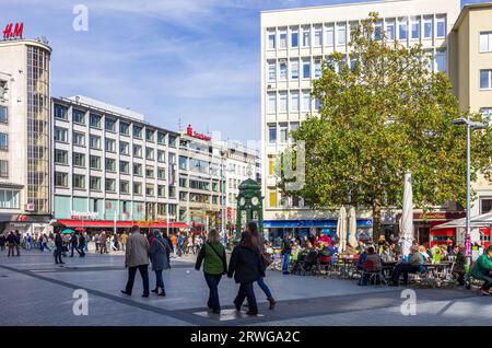 Hannover, Niedersachsen, Deutschland, allgemeine belebte Straßenszene am Kröpcke mit Kröpcke-Uhr, nur zur redaktionellen Verwendung. Stockfoto