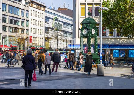 Hannover, Niedersachsen, Deutschland, allgemeine belebte Straßenszene am Kröpcke mit Kröpcke-Uhr, nur zur redaktionellen Verwendung. Stockfoto