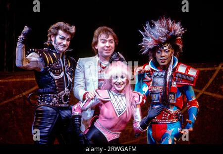 l-r: Jeff Shankley (Greaseball), Andrew Lloyd Webber (Komponist), Stephanie Lawrence (Pearl), Jeffrey Daniel (Electra) bei einem Pressefotoaufruf für STARLIGHT EXPRESS im Apollo Victoria Theatre, London SW1 27/03/1984 ORIGINAL-LONDONER BESETZUNG: Andrew Lloyd Webber Text: Richard Stilgoe Set Design: John Napier Kostüme: Liz da Costa Lighting: David Hersey Choreographie: Arlene Phillips Regie: Trevor Nunn Stockfoto