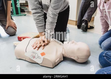 Erste Hilfe Herz-Lungen-Wiederbelebung Kurs mit Hilfe automatisierter externer Defibrillator, AED. Stockfoto