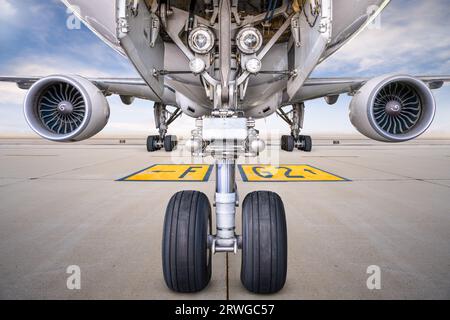 Fahrwerk eines modernen Verkehrsflugzeugs Stockfoto