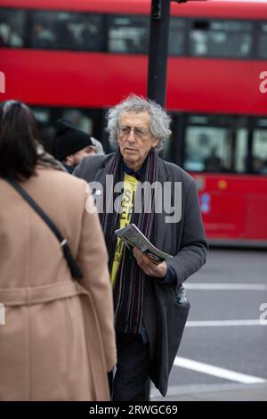 Piers Corbyn, Bruder von Jeremy Corbyn, wird während eines Protestes gegen die Erweiterung der Londoner Ultra-Low Emission Zone (ULEZ) in London gesehen. Stockfoto