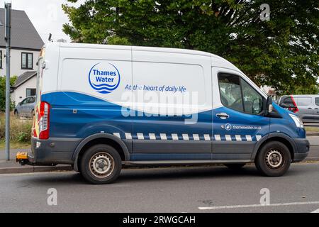 Slough, Berkshire, Großbritannien. September 2023. Ein Thames Water Van in Slough, Berkshire. Die Geschäftsführerin von Thames Water Cathryn Ross hat Berichten zufolge gesagt, dass sie in einem Fluss mit behandeltem Abwasser, das „einige Bakterien“ enthält, „ein Bad nehmen“ würde. Der Kommentar wurde letzte Woche bei einem Treffen in der Londoner Versammlung abgegeben, als sie von der Liberaldemokraten Hina Bokhair angefochten wurde. Zahlreiche wilde Schwimmer sind in diesem Jahr krank geworden, während sie in Wasser schwimmen, das Abwässer enthält, die von Wasserunternehmen eingeleitet wurden. Kredit: Maureen McLean/Alamy Stockfoto