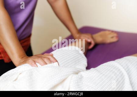Frau, die Fußmassage von Masseuse im Spa Salon thai Spa und Massage Shop. Stockfoto