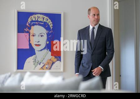 New York, Usa. September 2023. Der britische William Prince of Wales spaziert in der Nähe eines Drucks von Andy Warhol von seiner verstorbenen Großmutter Königin Elizabeth II., um den Präsidenten von Ecuador, Lasso Mendoza, am 19. September 2023 in der Consul General Official Residence in New York City zu treffen. Seine Königliche Hoheit besucht New York am 18. Und 19. September, um an Treffen und Veranstaltungen im Zusammenhang mit dem Earthshot Prize teilzunehmen, zu erfahren, wie New York sich mit Umweltproblemen auseinandersetzt, Ersthelfer zu besuchen und sich mit Führungskräften der Vereinten Nationen zu treffen. Pool Photo von Sarah Yensel Credit: UPI/Alamy Live News Stockfoto