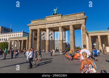 Berlin, Deutschland - 11. August 2023: Brandenburger Tor im Zentrum Berlins Stockfoto