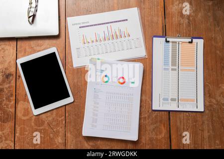 Arbeitsplatz Schreibtisch oben Winkel Ansicht Tablet Laptop-Computer mit Papier Dokumente Berichte Finanzen Graph flach. Stockfoto