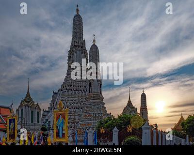 Bangkok, Thailand, 26. Dezember 2018. Wat Arun-Tempel in Bangkok. Der Tempel ist ein hohes, weißes und aufwendig verziertes Gebäude mit zwei Türmen. Th Stockfoto