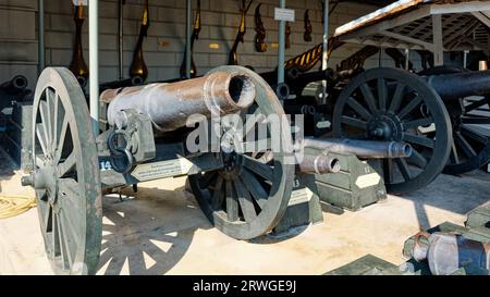 Bangkok, Thailand, 27. Dezember 2018. Eine Sammlung alter, rostiger Kanonen auf Holzwagen, die in einer Reihe in einem Museum ausgestellt sind. Stockfoto