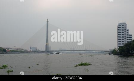Bangkok, Thailand, 28. Dezember 2018. Die Rama VIII Bridge in Bangkok, eine Seilbrücke mit einem einzigen Pylon, erstreckt sich über den Chao Phraya River und Stockfoto