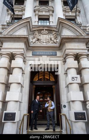 London, Großbritannien. 19. September 2023. Personal am Eingang des Raffles Hotels und der OWO Residences, Whitehall, gegenüber der Pferdewache, die am 29. September eröffnet wird. Das Anwesen, in dem früher das Old war Office, ein Teil des Verteidigungsministeriums, untergebracht war, wurde von der Hinduja Group, einem Unternehmen unter der Leitung von Gopi Hinduja, im Alter von 83 Jahren, in das 5-Sterne Raffles Hotel, das erste Raffles Hotel in Großbritannien, umgewandelt. Gopi Hinduja hat die diesjährige Sunday Times Rich List mit einem Nettowert von £ 35 Milliarden übertroffen. Quelle: Stephen Chung / Alamy Live News Stockfoto