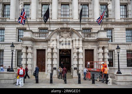 London, Großbritannien. 19. September 2023. Ein allgemeiner Blick auf den Eingang des Raffles Hotels und der OWO Residences, auf Whitehall, gegenüber von Horse Guards, das am 29. September eröffnet wird. Das Anwesen, in dem früher das Old war Office, ein Teil des Verteidigungsministeriums, untergebracht war, wurde von der Hinduja Group, einem Unternehmen unter der Leitung von Gopi Hinduja, im Alter von 83 Jahren, in das 5-Sterne Raffles Hotel, das erste Raffles Hotel in Großbritannien, umgewandelt. Gopi Hinduja hat die diesjährige Sunday Times Rich List mit einem Nettowert von £ 35 Milliarden übertroffen. Quelle: Stephen Chung / Alamy Live News Stockfoto