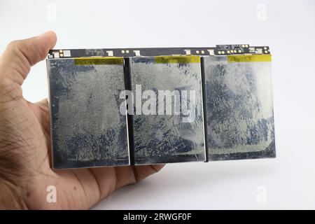 Packung mit Lithium-Polymer-Batterien in der Hand. Lithium-Ionen-Akkus für die Stromversorgung der Elektronik Stockfoto