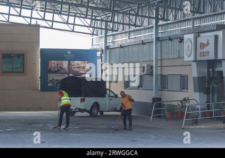 Palästinensische Arbeiter säubern das Gebiet außerhalb der Wartehalle für Reisende auf der palästinensischen Seite des Grenzübergangs Erez zwischen dem Gazastreifen und Israel. Der israelische Koordinator kündigte an, dass Israel die Schließung des Erez-Terminals wegen der Gewaltakte, die in den letzten Tagen an der Grenze zwischen dem Gazastreifen und Israel stattgefunden haben, schließen wird. Der Grenzübergang wurde am 18. September 2023 für die Einreise palästinensischer Arbeiter und Reisender über die König-Hussein-Brücke in Jordanien aus dem Gazastreifen gesperrt. Heute kündigte der israelische Koordinator an, dass Israel die Clos verlängern wird Stockfoto