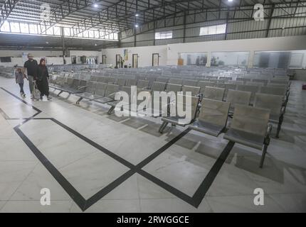 Die palästinensische Familie spaziert in einer Wartehalle für Reisende auf der palästinensischen Seite des Grenzübergangs Erez zwischen dem Gazastreifen und Israel. Der israelische Koordinator kündigte an, dass Israel die Schließung des Erez-Terminals wegen der Gewaltakte, die in den letzten Tagen an der Grenze zwischen dem Gazastreifen und Israel stattgefunden haben, schließen wird. Der Grenzübergang wurde am 18. September 2023 für die Einreise palästinensischer Arbeiter und Reisender über die König-Hussein-Brücke in Jordanien aus dem Gazastreifen gesperrt. Heute kündigte der israelische Koordinator an, dass Israel den Abschluss des Erez-Termins verlängern wird Stockfoto