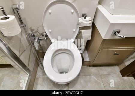 Dusche und WC im Badezimmer Stockfoto