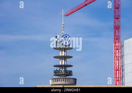 Blick auf den alten Fernsehturm Hannover mit VW-Logo, bekannt als VW Tower und Telemoritz, Hannover, Niedersachsen, Deutschland. Stockfoto