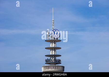 Blick auf den alten Fernsehturm Hannover mit VW-Logo, bekannt als VW Tower und Telemoritz, Hannover, Niedersachsen, Deutschland. Stockfoto