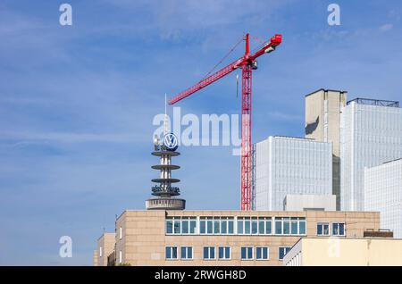 Blick auf den alten Fernsehturm Hannover mit VW-Logo, bekannt als VW Tower und Telemoritz, Hannover, Niedersachsen, Deutschland. Stockfoto