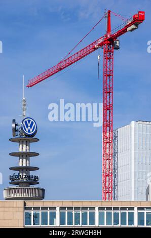 Blick auf den alten Fernsehturm Hannover mit VW-Logo, bekannt als VW Tower und Telemoritz, Hannover, Niedersachsen, Deutschland. Stockfoto